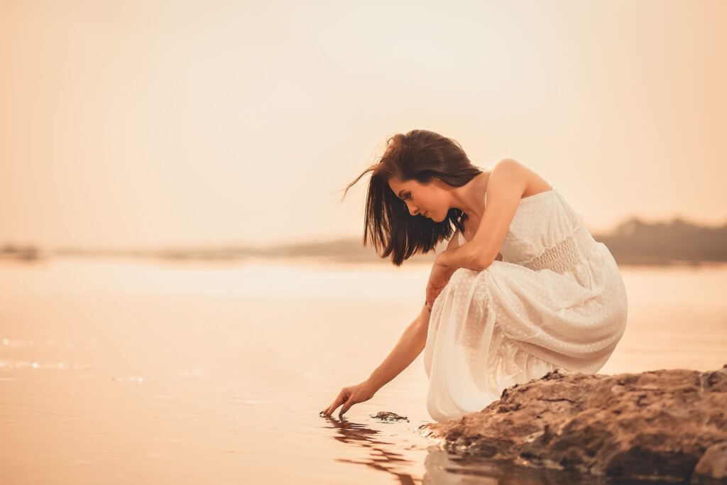 femme qui touche l'eau de la mer